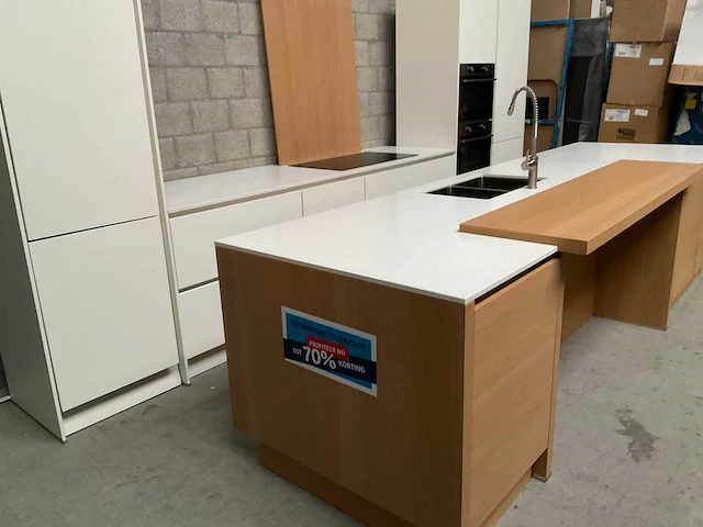 Häcker exclusieve eiland keuken met wand opstelling en kookplaat met afzuiging - afbeelding 23 van  50