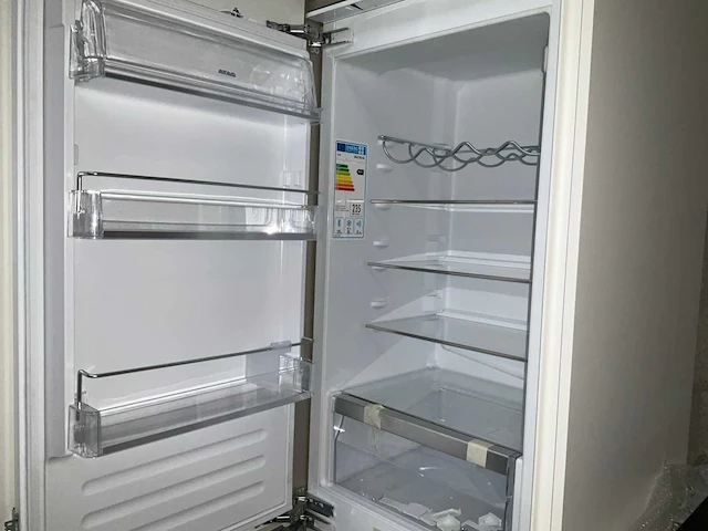 Häcker exclusieve eiland keuken met wand opstelling en kookplaat met afzuiging - afbeelding 35 van  50