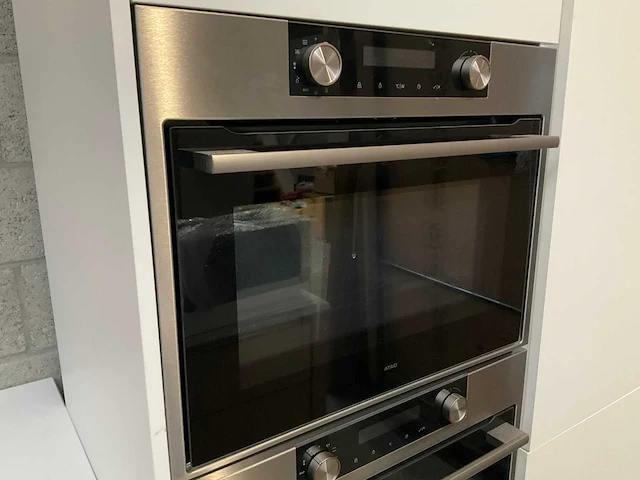 Häcker exclusieve eiland keuken met wand opstelling en kookplaat met afzuiging - afbeelding 38 van  50