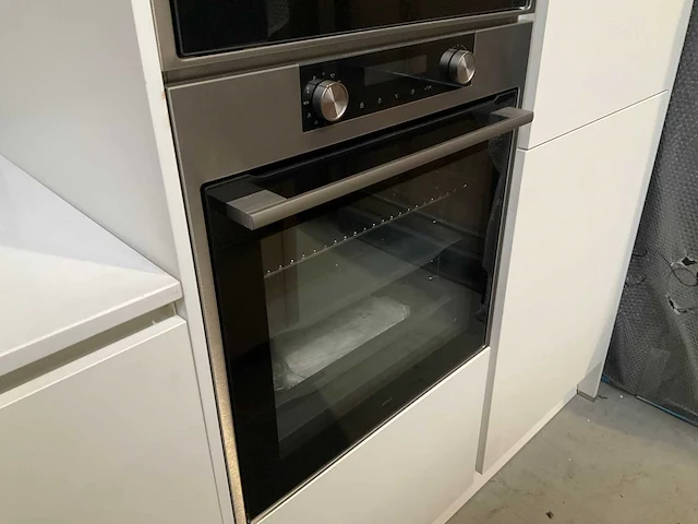 Häcker exclusieve eiland keuken met wand opstelling en kookplaat met afzuiging - afbeelding 39 van  50