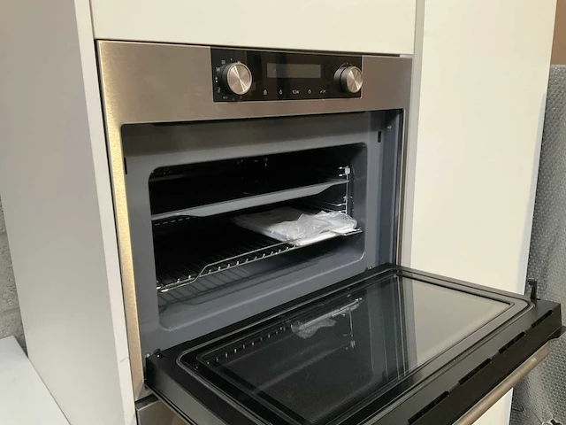 Häcker exclusieve eiland keuken met wand opstelling en kookplaat met afzuiging - afbeelding 40 van  50