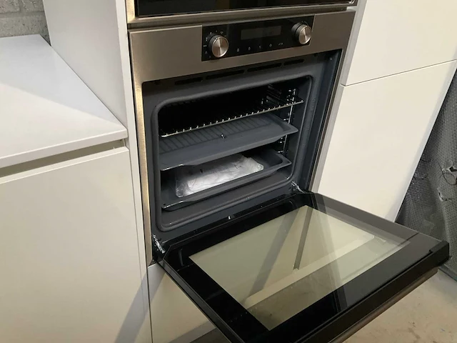 Häcker exclusieve eiland keuken met wand opstelling en kookplaat met afzuiging - afbeelding 41 van  50