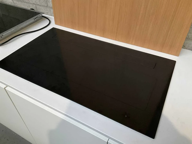 Häcker exclusieve eiland keuken met wand opstelling en kookplaat met afzuiging - afbeelding 42 van  50