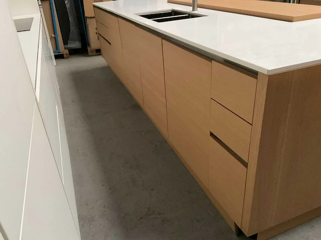 Häcker exclusieve eiland keuken met wand opstelling en kookplaat met afzuiging - afbeelding 34 van  50