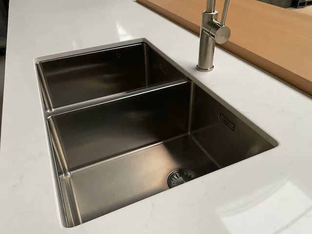 Häcker exclusieve eiland keuken met wand opstelling en kookplaat met afzuiging - afbeelding 47 van  50