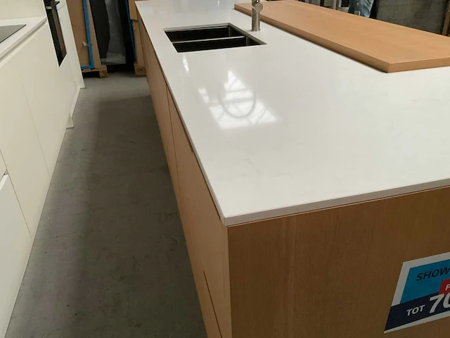 Häcker exclusieve eiland keuken met wand opstelling en kookplaat met afzuiging - afbeelding 48 van  50