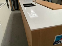 Häcker exclusieve eiland keuken met wand opstelling en kookplaat met afzuiging - afbeelding 48 van  50
