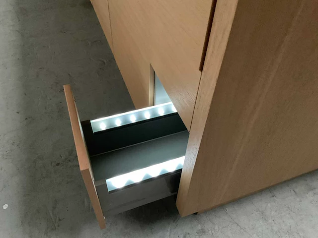 Häcker exclusieve eiland keuken met wand opstelling en kookplaat met afzuiging - afbeelding 49 van  50