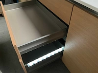 Häcker exclusieve eiland keuken met wand opstelling en kookplaat met afzuiging - afbeelding 50 van  50