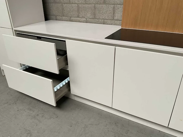 Häcker exclusieve eiland keuken met wand opstelling - afbeelding 24 van  50