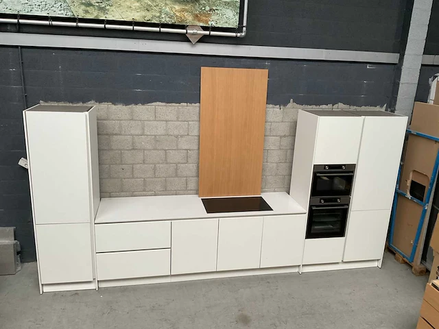 Häcker exclusieve eiland keuken met wand opstelling - afbeelding 25 van  50