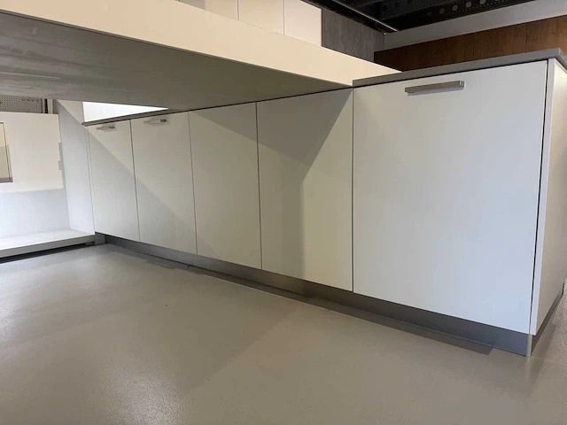 Häcker systemat - av 105 wit ultra mat - showroom - afbeelding 3 van  32