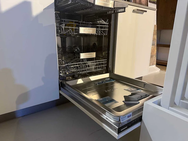 Häcker systemat - av 105 wit ultra mat - showroom - afbeelding 8 van  32