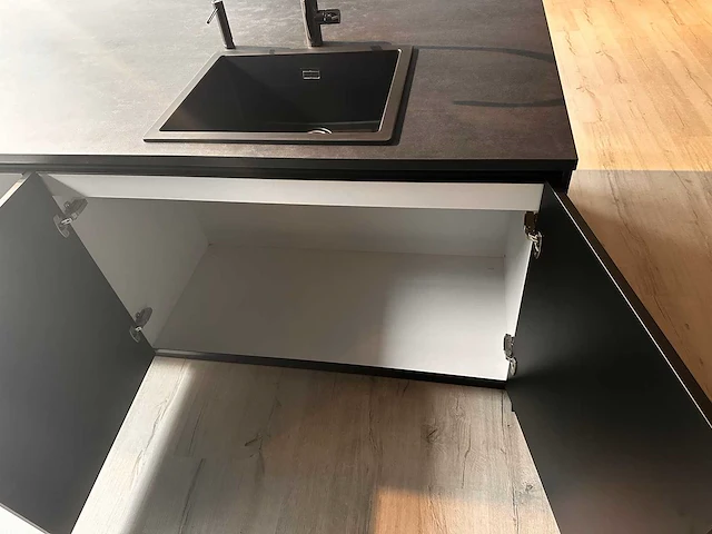 Häcker topsoft mat zwart eiland keuken - afbeelding 29 van  30