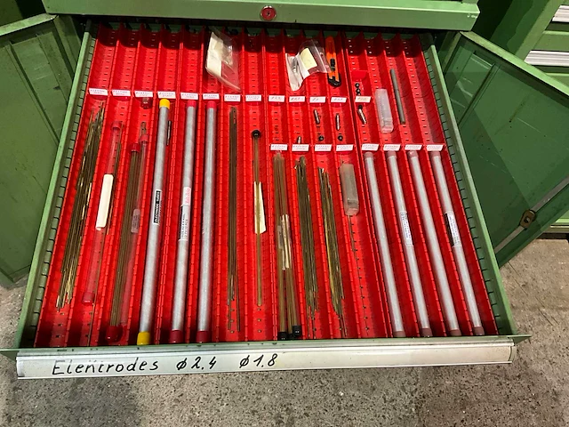 Hagro ladenkast met machinegereedschappen - afbeelding 9 van  11