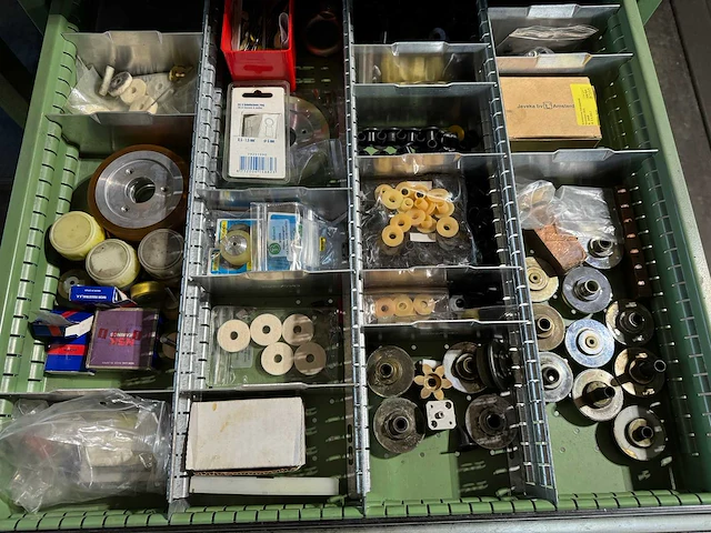 Hagro ladenkast met machinegereedschappen - afbeelding 9 van  11