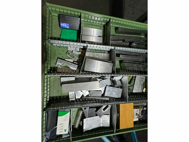 Hagro ladenkast met machinegereedschappen - afbeelding 8 van  11