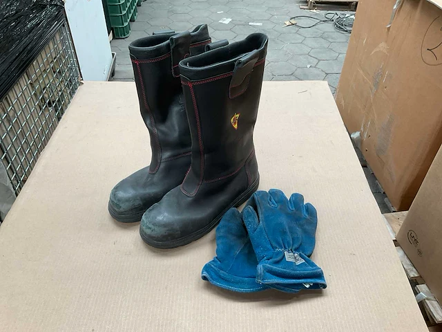 Haix boots and gloves - afbeelding 1 van  5