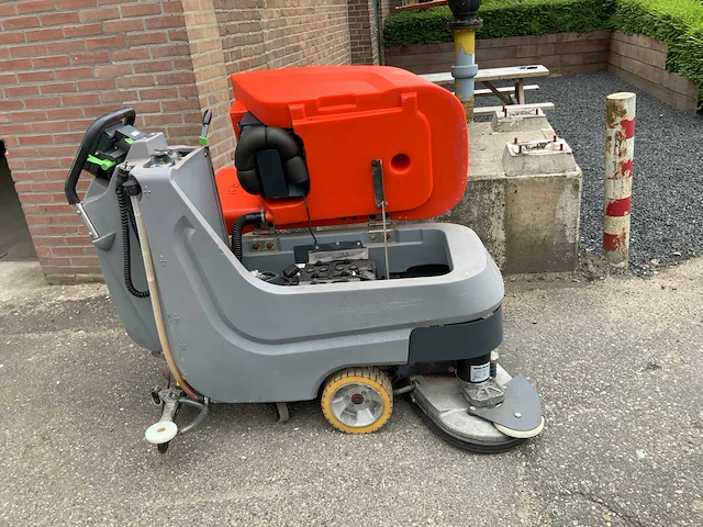 Hako hakomatic b 70 zelfrijdende schrobmachie - afbeelding 7 van  8