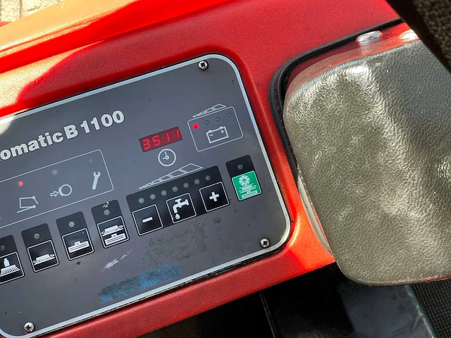 Hako hakomatic b1100 straatveegmachine - afbeelding 15 van  24