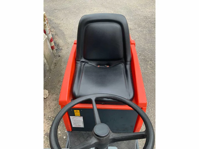 Hako hakomatic b910 zelfrijdende opzitschrobmachine - afbeelding 3 van  13