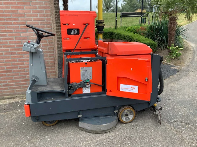 Hako hakomatic b910 zelfrijdende opzitschrobmachine - afbeelding 8 van  13