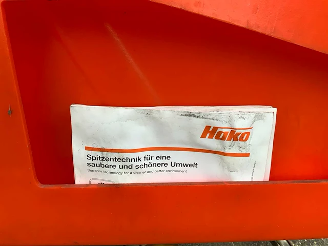 Hako hakomatic b910 zelfrijdende opzitschrobmachine - afbeelding 11 van  13