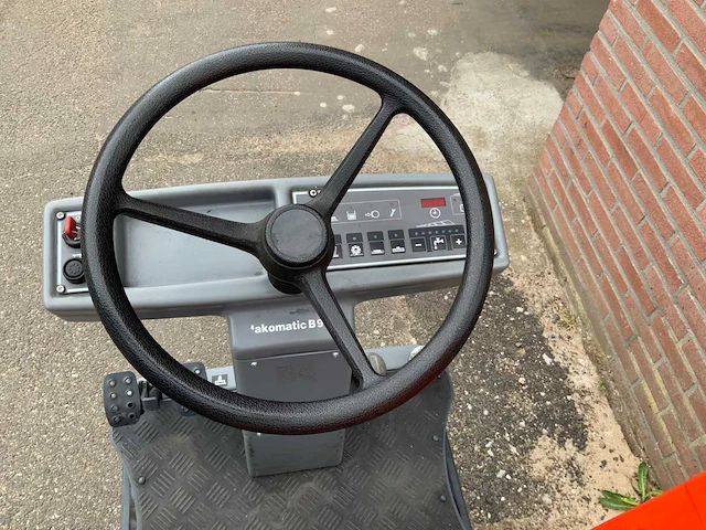 Hako hakomatic b910 zelfrijdende opzitschrobmachine - afbeelding 12 van  13