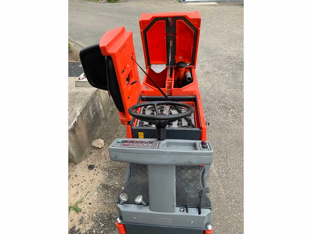 Hako hakomatic b910 zelfrijdende opzitschrobmachine - afbeelding 13 van  13
