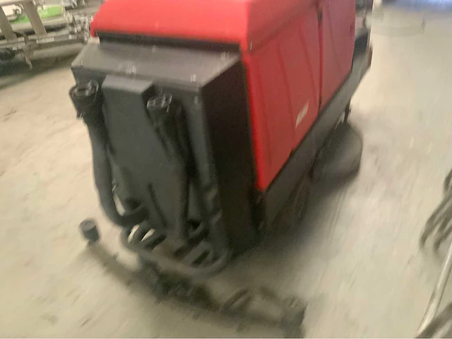 Hako hakomatic b910 zelfrijdende schrobmachine - afbeelding 11 van  23