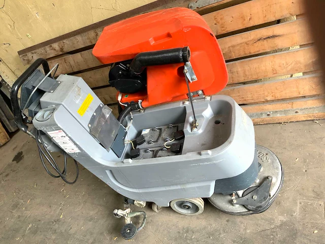 Hako scrubmaster b45 zelfrijdende schrobmachine - afbeelding 5 van  8