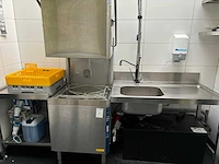 Hakpro doorschuifvaatwasser met aan- en afvoertafel