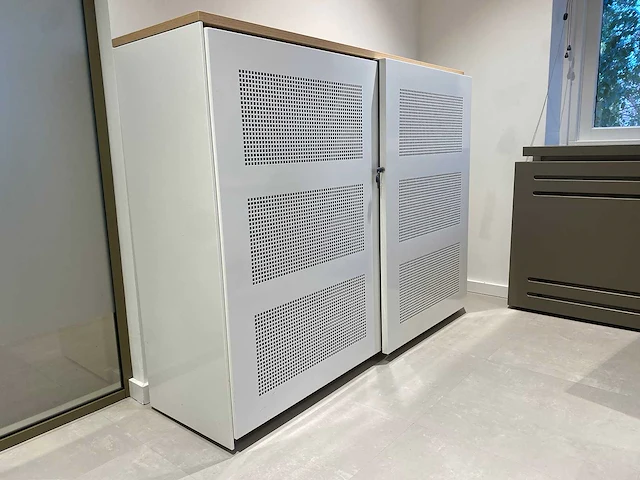 Halfhoge akoestische stalen schuifdeurkast - afbeelding 2 van  12