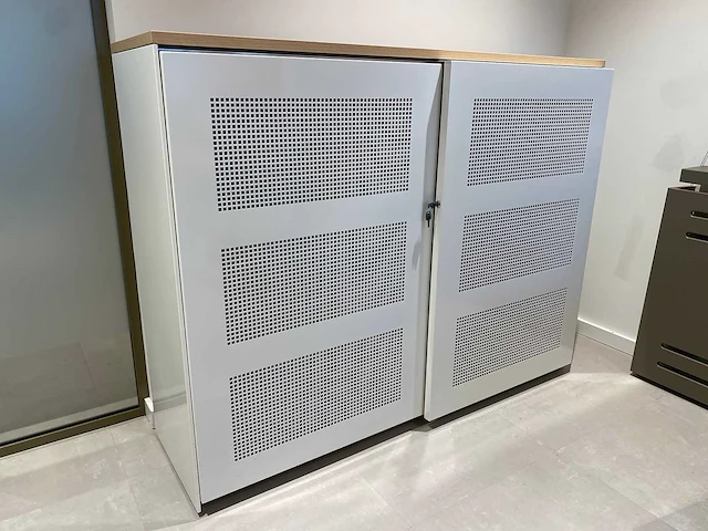 Halfhoge akoestische stalen schuifdeurkast - afbeelding 1 van  12