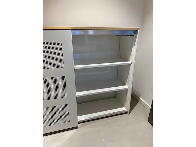 Halfhoge akoestische stalen schuifdeurkast - afbeelding 4 van  12