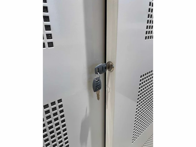 Halfhoge akoestische stalen schuifdeurkast - afbeelding 5 van  12