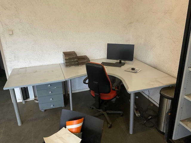 Halfrond bureau met stoel - afbeelding 1 van  3
