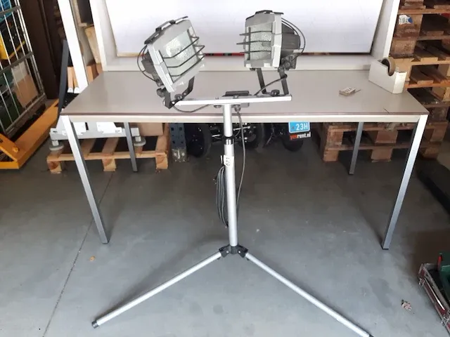 Halogeen bouwlamp op statief, in hoogte verstelbaar tot ongeveer 160 cm en inklapbaar, 2 x 300 watt - afbeelding 3 van  3