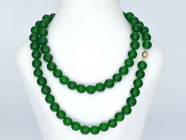 Halsketting met jade edelsteen en een gouden sluiting met diamant - afbeelding 1 van  10