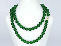 Halsketting met jade edelsteen en een gouden sluiting met diamant - afbeelding 1 van  10