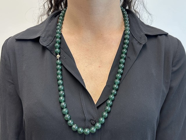 Halsketting met jade edelsteen en een gouden sluiting met diamant - afbeelding 3 van  10