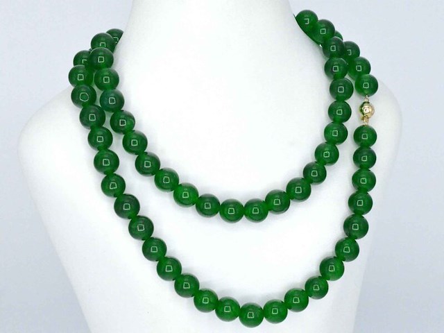 Halsketting met jade edelsteen en een gouden sluiting met diamant - afbeelding 4 van  10