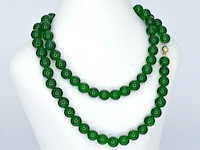 Halsketting met jade edelsteen en een gouden sluiting met diamant - afbeelding 4 van  10