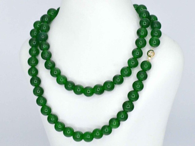 Halsketting met jade edelsteen en een gouden sluiting met diamant - afbeelding 5 van  10