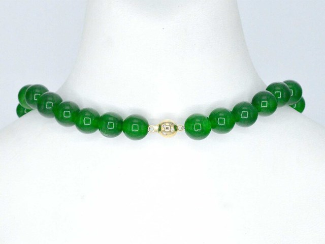 Halsketting met jade edelsteen en een gouden sluiting met diamant - afbeelding 6 van  10