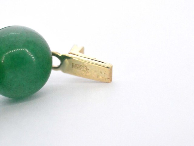 Halsketting met jade edelsteen en een gouden sluiting met diamant - afbeelding 9 van  10