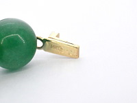 Halsketting met jade edelsteen en een gouden sluiting met diamant - afbeelding 9 van  10