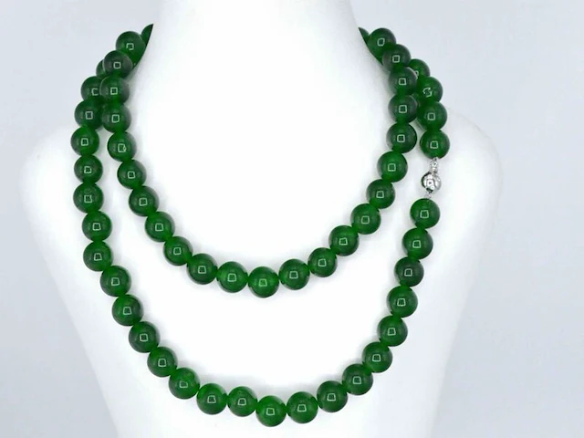 Halsketting met jade edelsteen en een witgouden sluiting met diamant - afbeelding 1 van  10