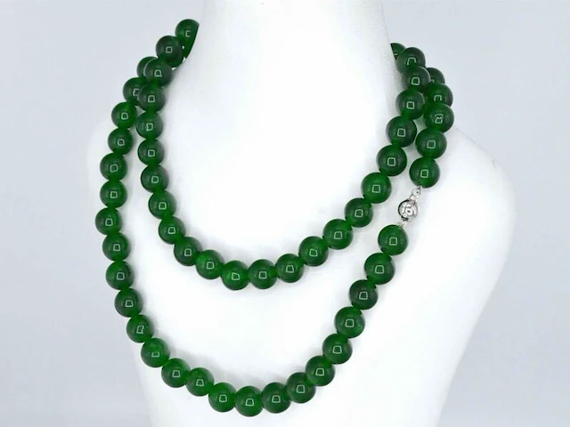 Halsketting met jade edelsteen en een witgouden sluiting met diamant - afbeelding 3 van  10