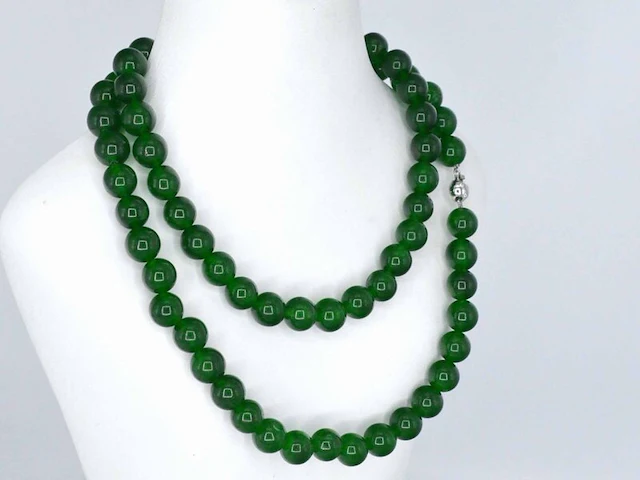 Halsketting met jade edelsteen en een witgouden sluiting met diamant - afbeelding 4 van  10